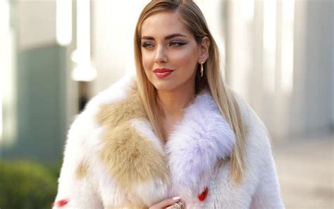 Chiara Ferragni alla Milano Fashion Week, i look: dalla pelliccia 